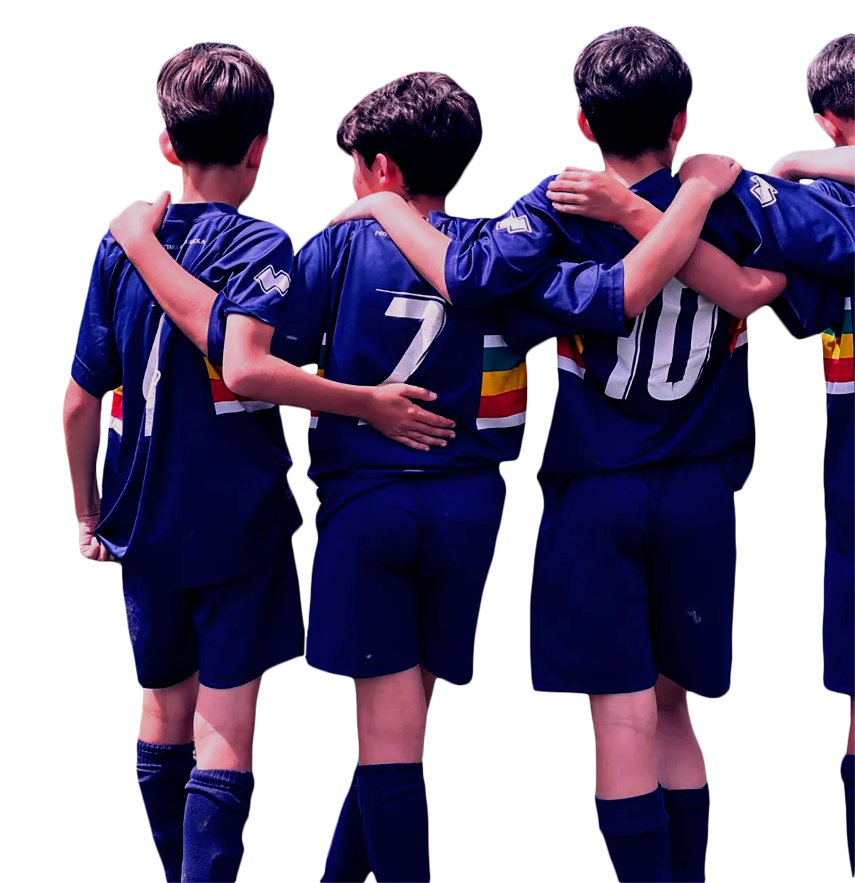4 bambini in veste di calciatori che si abbracciano